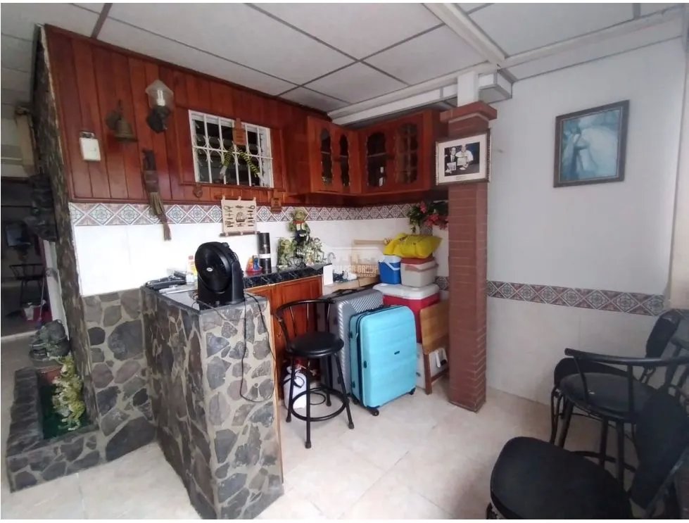 CONDADO DEL REY / 232M / 4 HABITACION / 5 BAÑOS / 2 NIVELES / TERRAZA