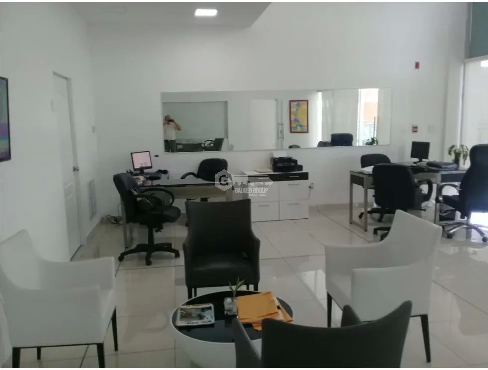 LOCAL / AVE JOSE AGUSTIN ARANGO / 109M2 / PLANTA ALTA / CRYSTAL PLAZA