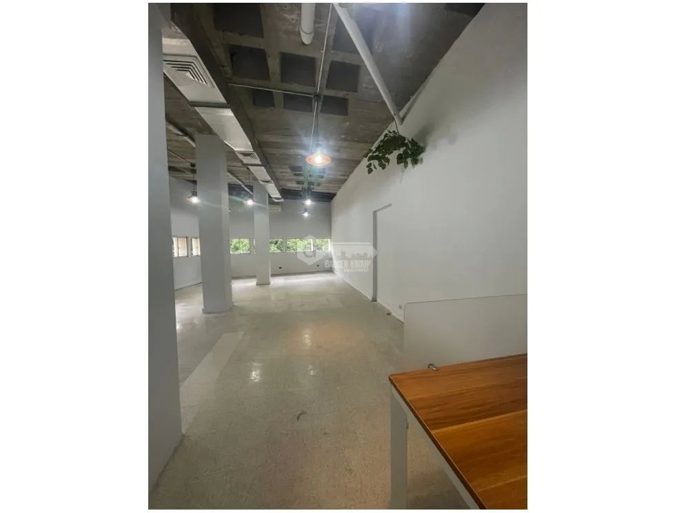 SE VENDE OFICINA 95M EN PH COMOSA OBARRIO CON DIVISION Y AIRE CENTRAL