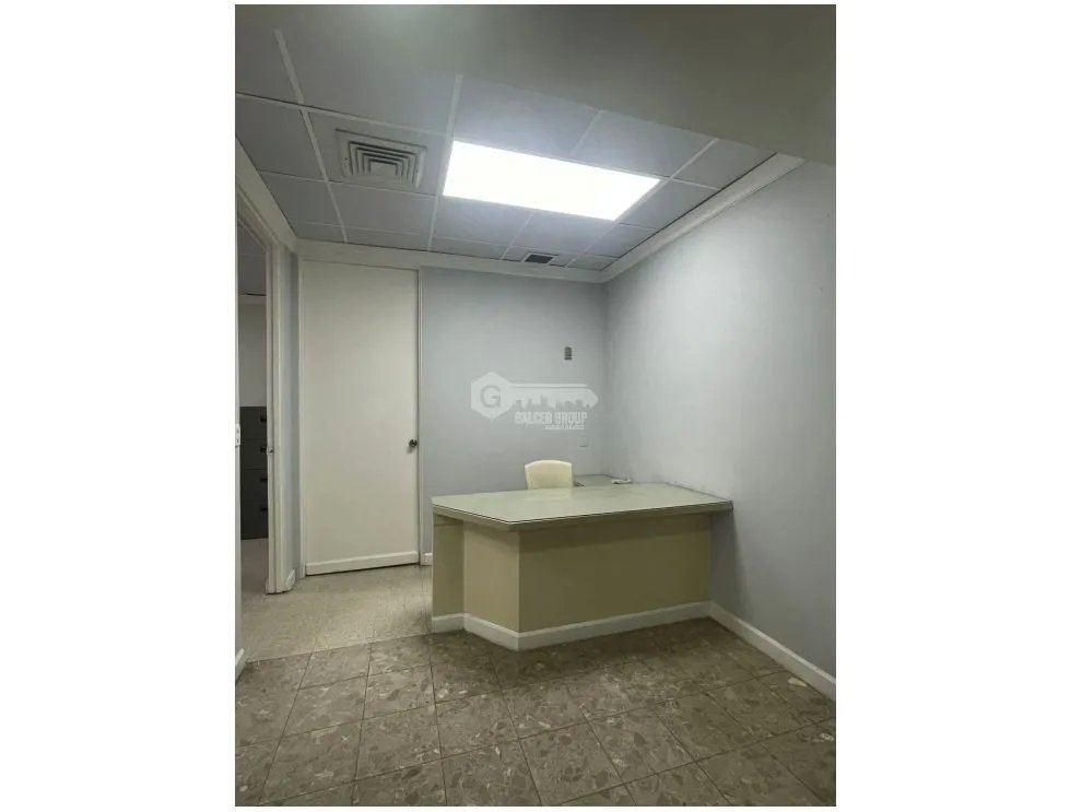 SE VENDE OFICINA 95M EN PH COMOSA OBARRIO CON DIVISION Y AIRE CENTRAL