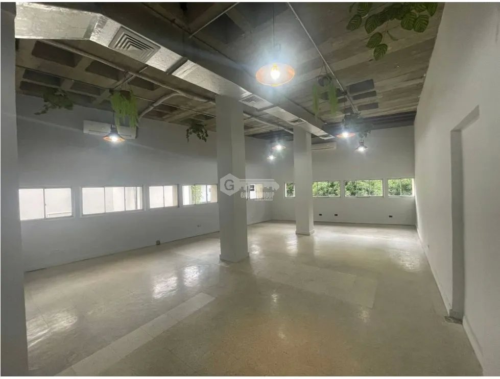 SE VENDE OFICINA 95M EN PH COMOSA OBARRIO CON DIVISION Y AIRE CENTRAL