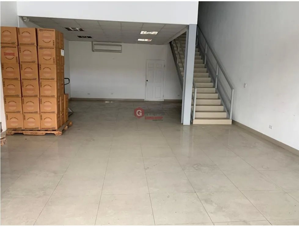 LOCAL COMERCIAL / PLAZA MILLA 8 / CON MEZZANINE / 126m2 / VACIO