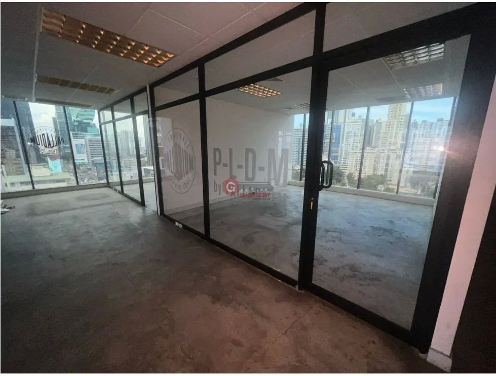 OFICINA / CALLE 50 / PH GLOBAL PLAZA / 500M / CON DIVISIONES
