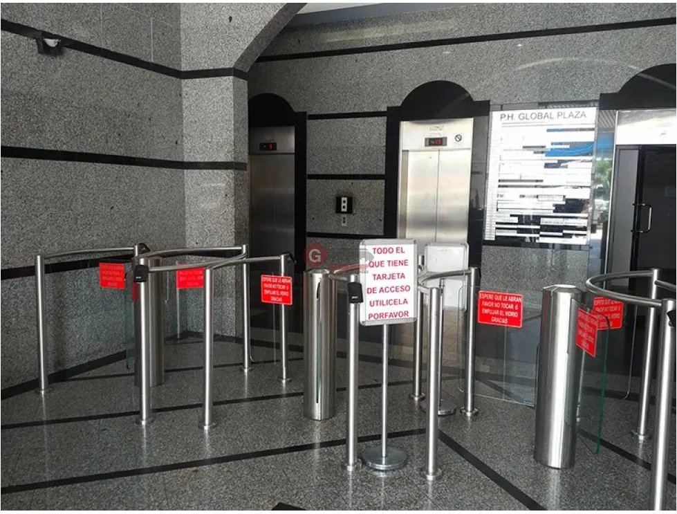 OFICINA / CALLE 50 / PH GLOBAL PLAZA / 110M / CON DIVISIONES