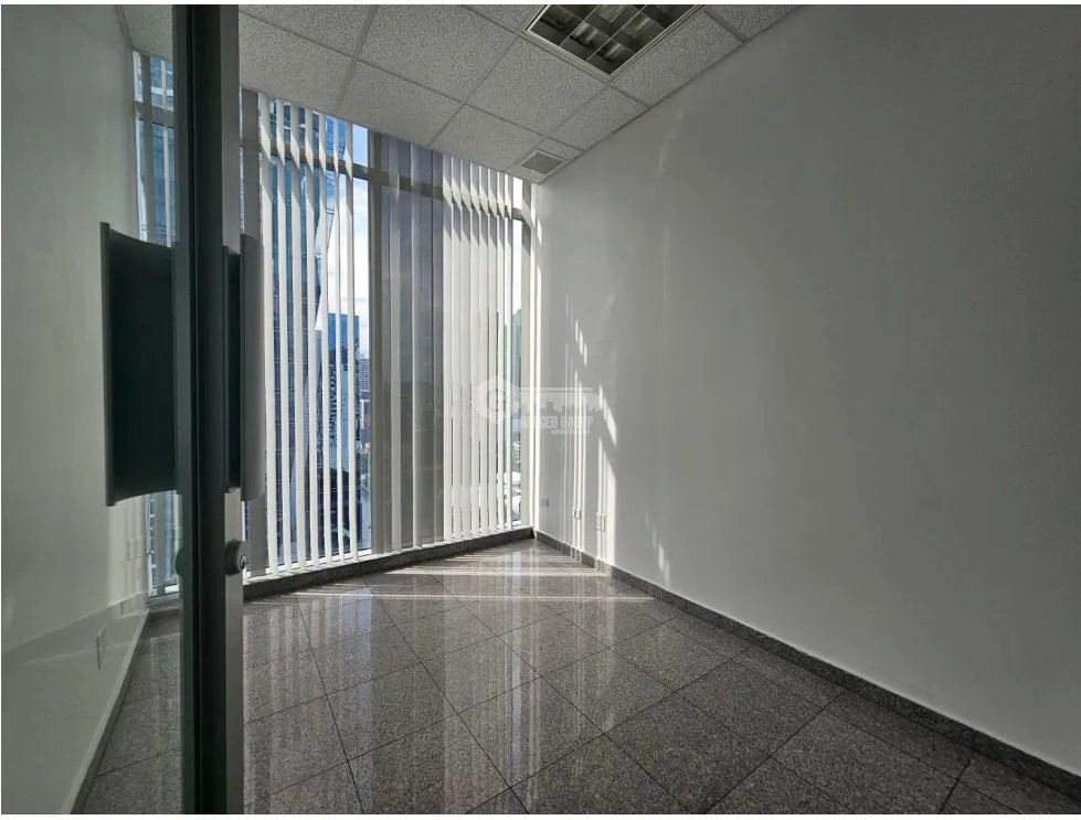 CALLE 50 / TORRE GLOBAL BANK / 95M2 / OFICINA  CON DIVISIONES