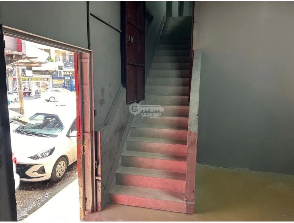 ALQUILER DE GALERA COMERCIAL EN CALIDONIA DE 3 NIVELES CON ELEVADOR