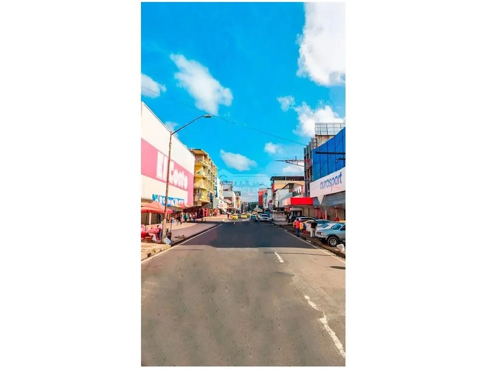 ALQUILER DE GALERA COMERCIAL EN CALIDONIA DE 3 NIVELES CON ELEVADOR