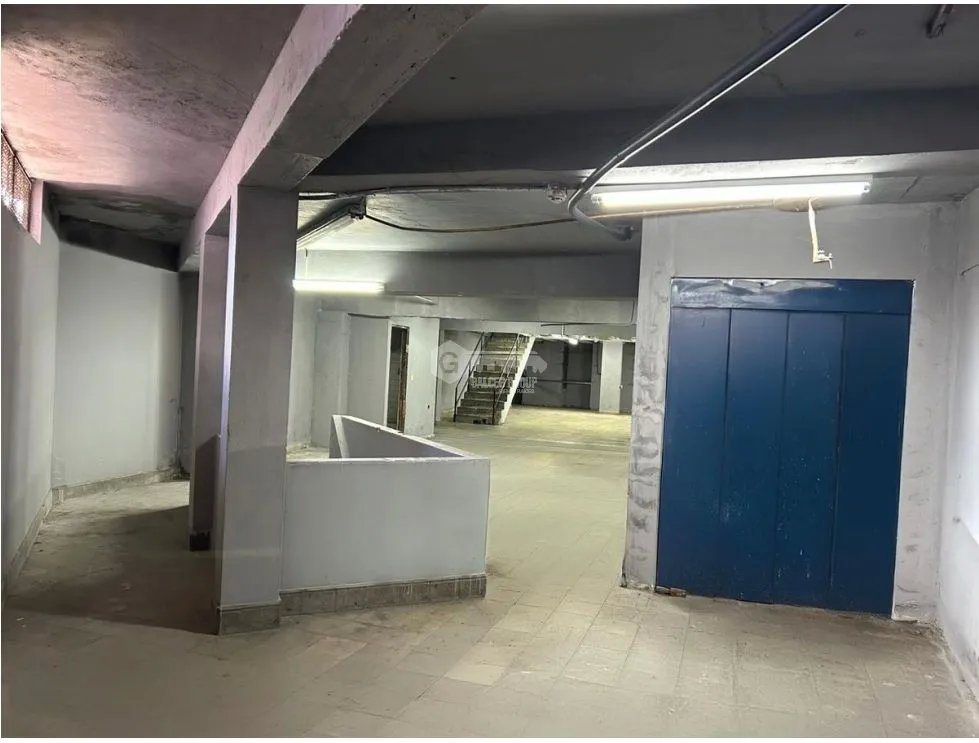 ALQUILER DE GALERA COMERCIAL EN CALIDONIA DE 3 NIVELES CON ELEVADOR
