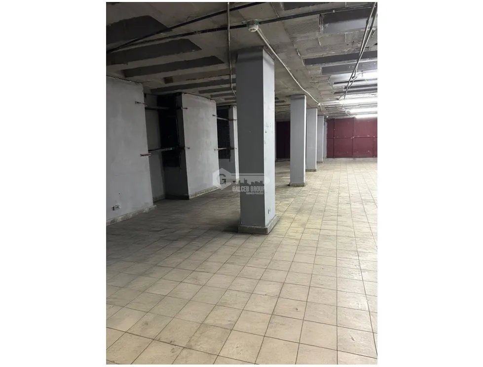 ALQUILER DE GALERA COMERCIAL EN CALIDONIA DE 3 NIVELES CON ELEVADOR
