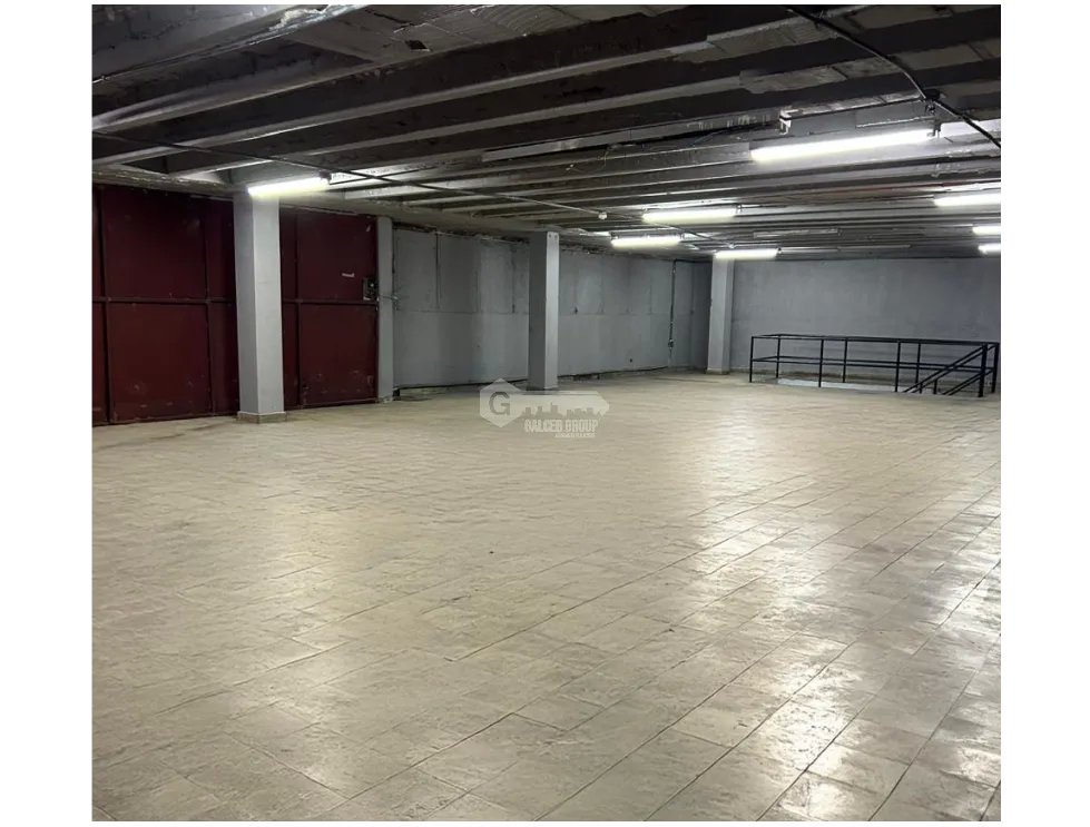 ALQUILER DE GALERA COMERCIAL EN CALIDONIA DE 3 NIVELES CON ELEVADOR