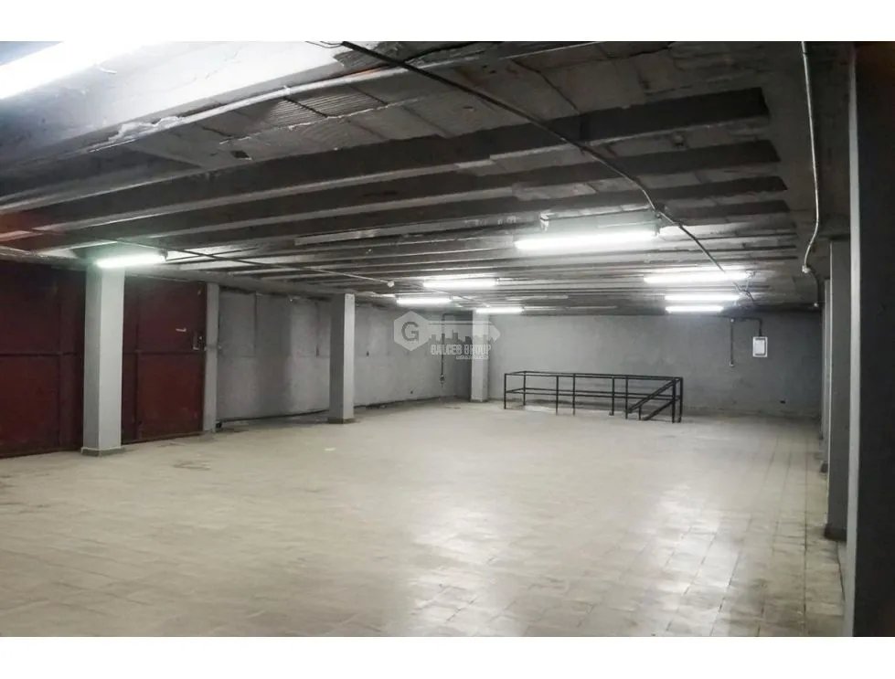 ALQUILER DE GALERA COMERCIAL EN CALIDONIA DE 3 NIVELES CON ELEVADOR