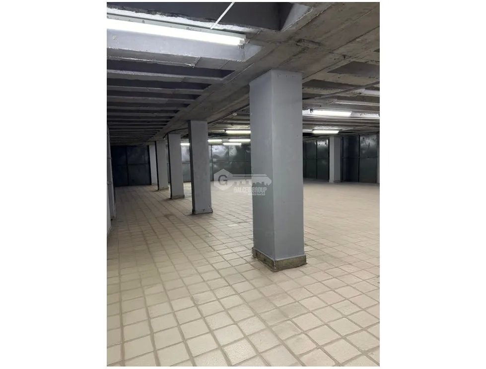 ALQUILER DE GALERA COMERCIAL EN CALIDONIA DE 3 NIVELES CON ELEVADOR
