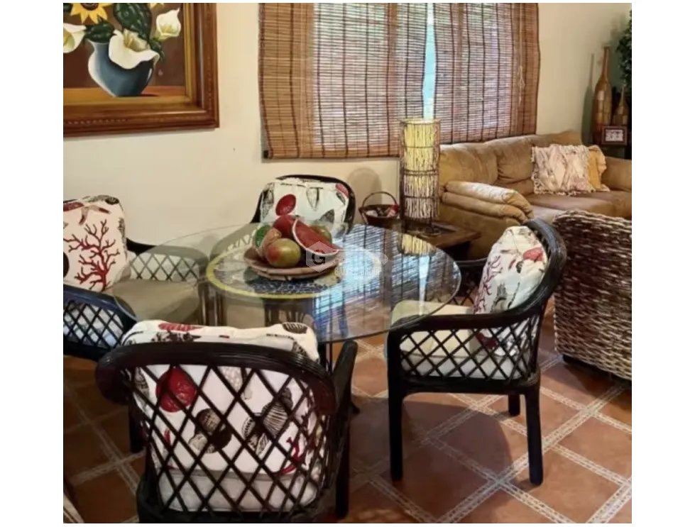 SE VENDE CASA EN SANTA CLARA DE 8 HABITACIONES CON BOHIO Y PISCINA
