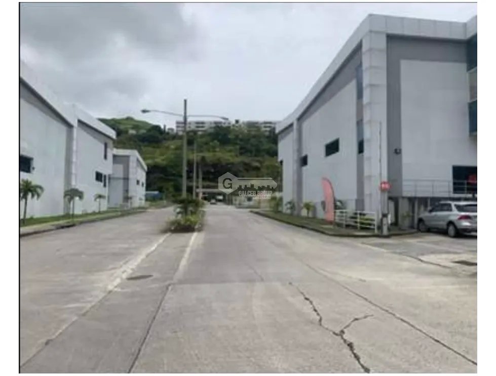 SE VENDE OFIBODEGA PARQUE CENTENARIO DE 952M CON ELEVADOR Y ANDEN