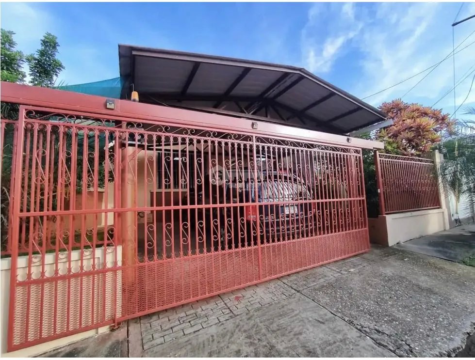 VENTA DE CASA EN VILLA LUCRE CON 2 PARKING Y TERRAZA