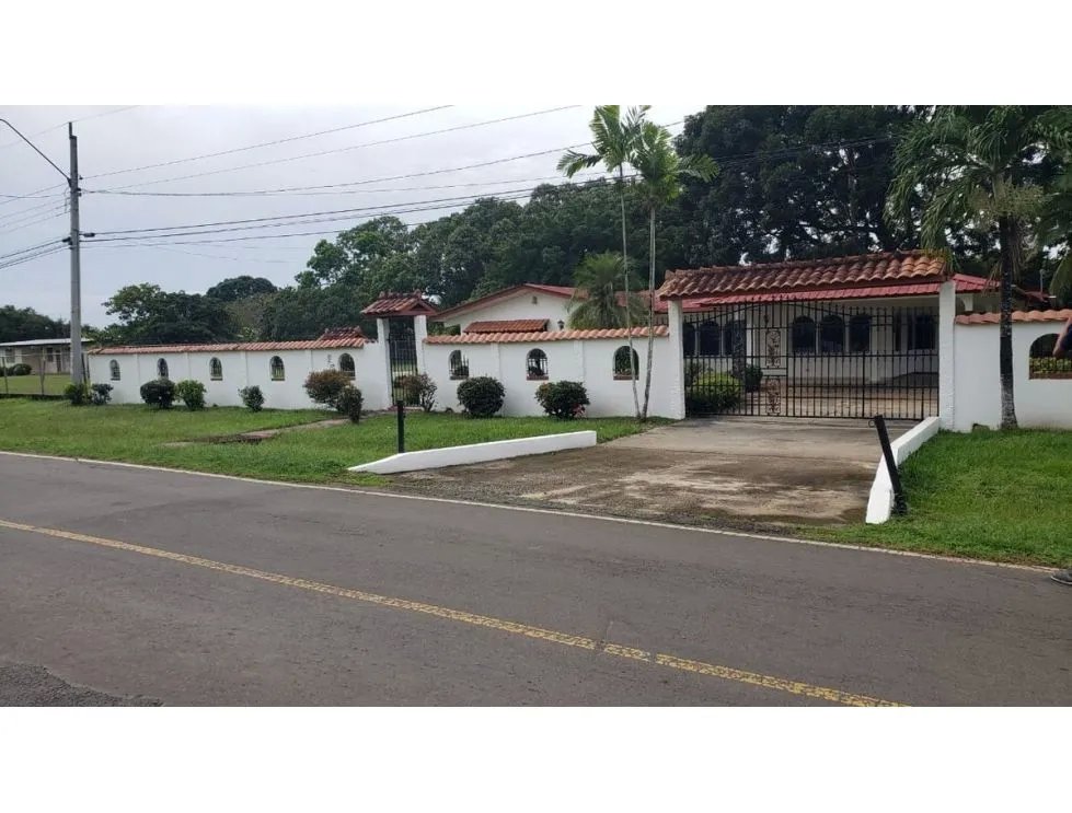 COCLE / 1472 M / 3 HABITACIONES / 2 BAÑOS /  RIO CERCA / TERRAZA