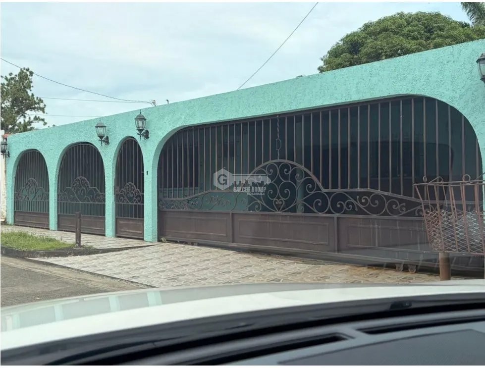 SE VENDE CASA EN CHANIS DE 490M EN RES. CASABLANCA CON AMPLIO PATIO
