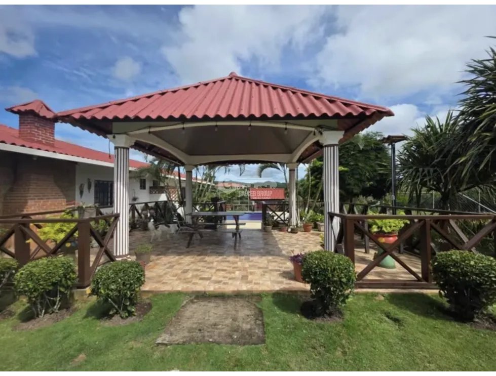SE VENDE CABAÑA EN COCLE SANTA ELENA CON PISCINA 1507 MT2 AS
