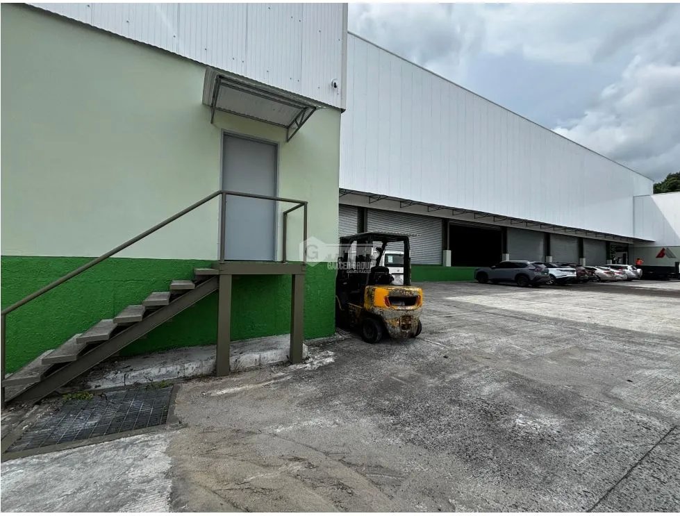 BODEGA EN LAS MAÑANITAS / USO COMERCIAL / 2738M /  PARQUE INDUSTRIAL