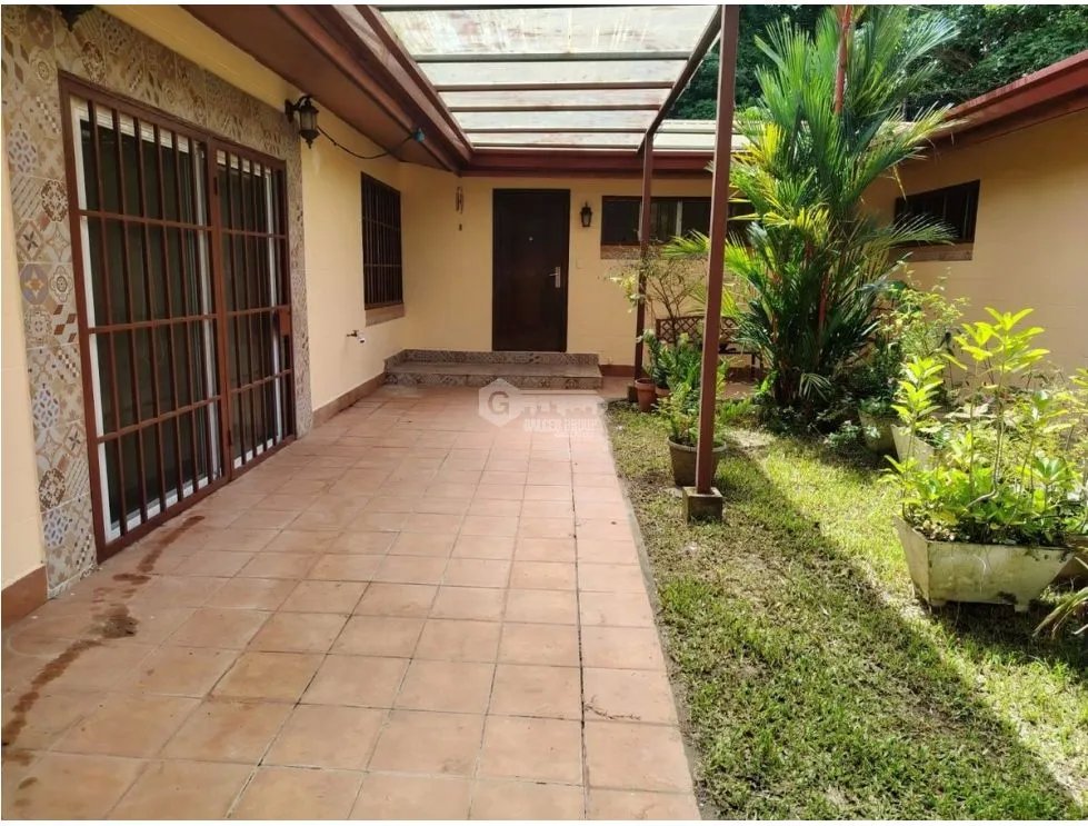 HOWARD / 1300M / 4 HABITACIONES / AMPLIO PATIO / CON PORTON JC