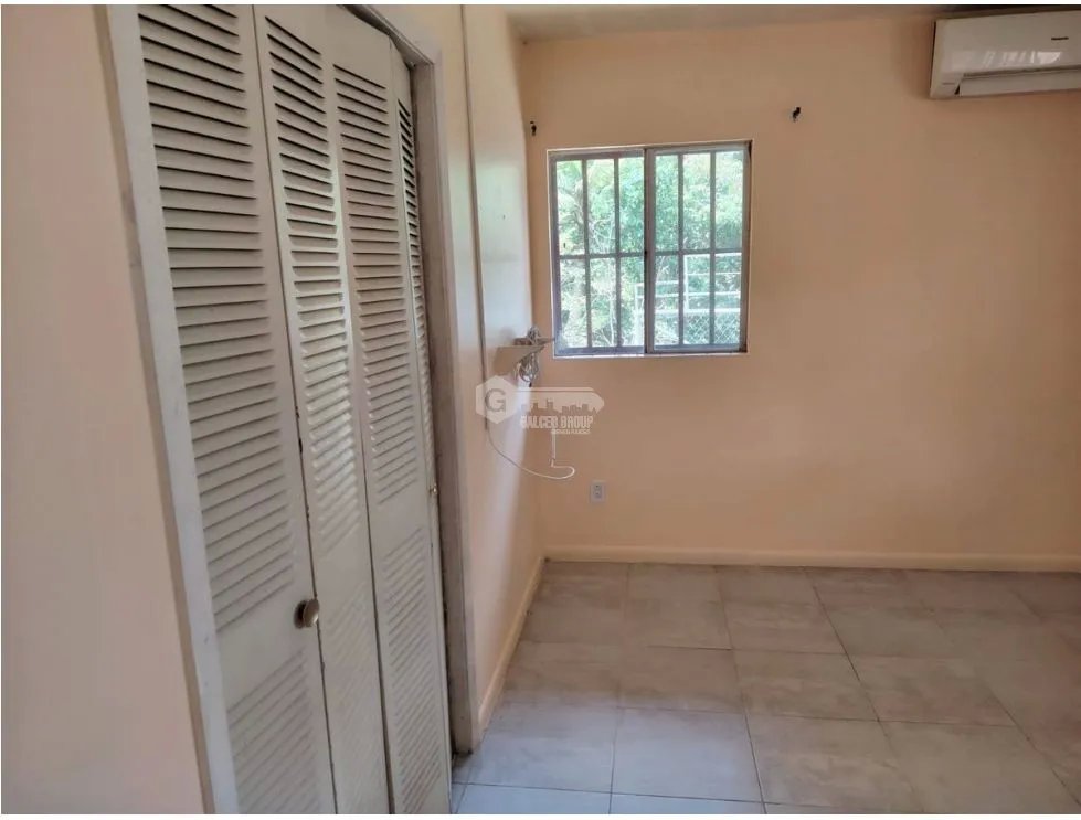 HOWARD / 1300M / 4 HABITACIONES / AMPLIO PATIO / CON PORTON JC