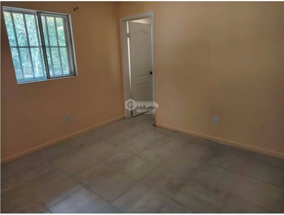 HOWARD / 1300M / 4 HABITACIONES / AMPLIO PATIO / CON PORTON JC