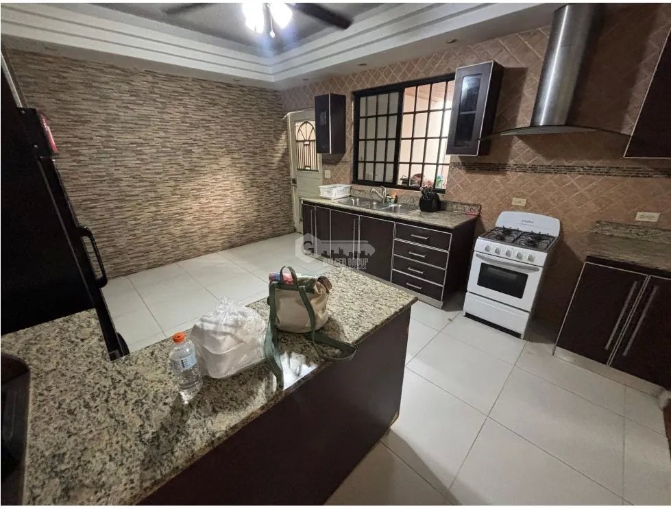 BETANIA / VILLA CACERES / 299M / 4 HABITACIONES / TERRAZA / JACUZZI JC
