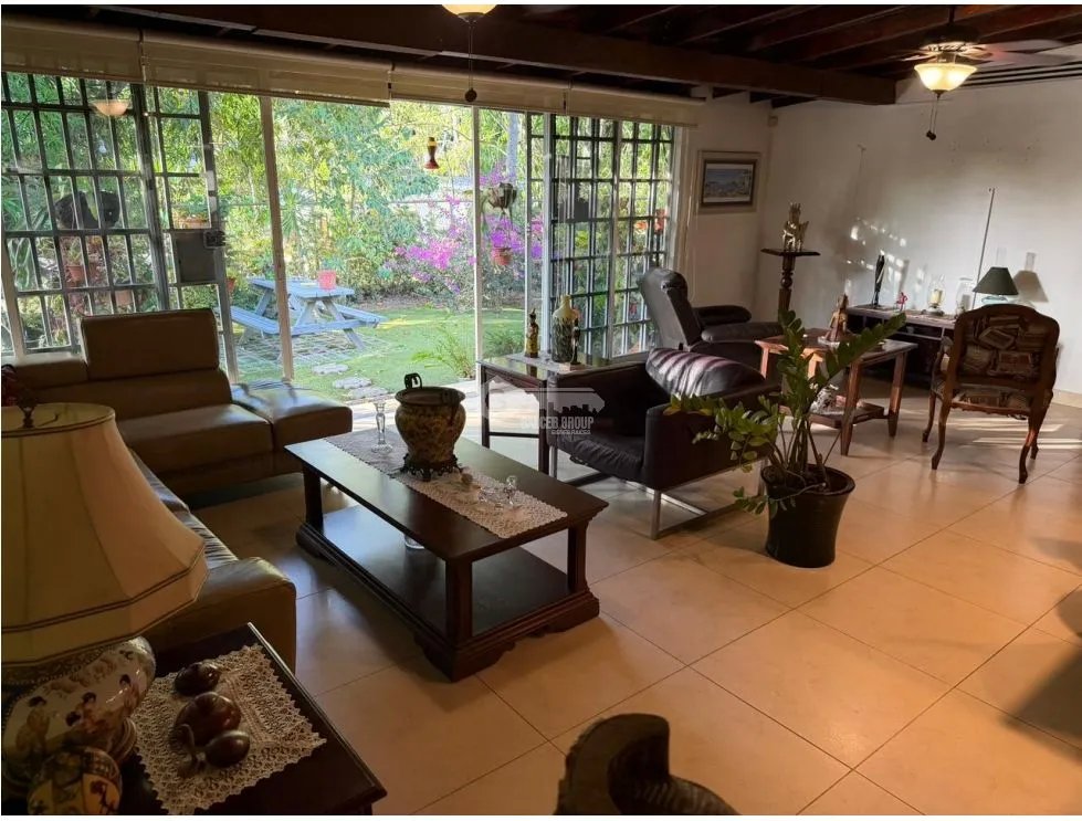 LLANOS DE CURUNDU / 700M / 3 HABITACION + SERVICIO / PATIO / TERRAZA