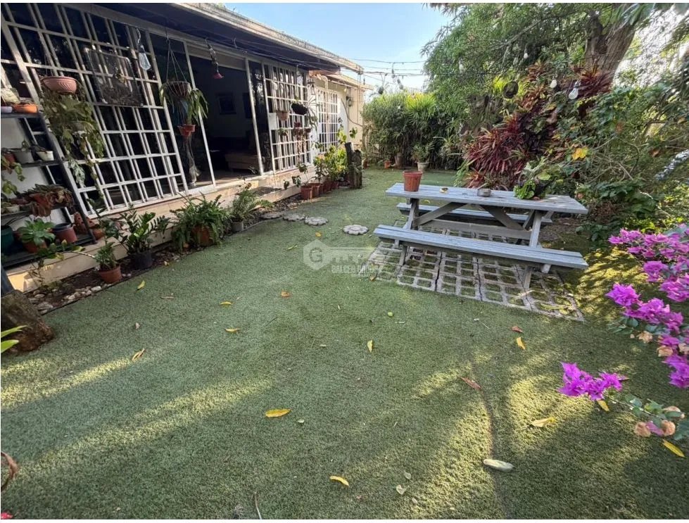 LLANOS DE CURUNDU / 700M / 3 HABITACION + SERVICIO / PATIO / TERRAZA