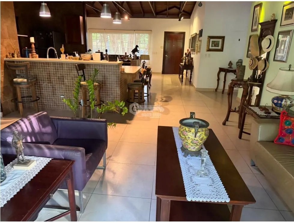 LLANOS DE CURUNDU / 700M / 3 HABITACION + SERVICIO / PATIO / TERRAZA
