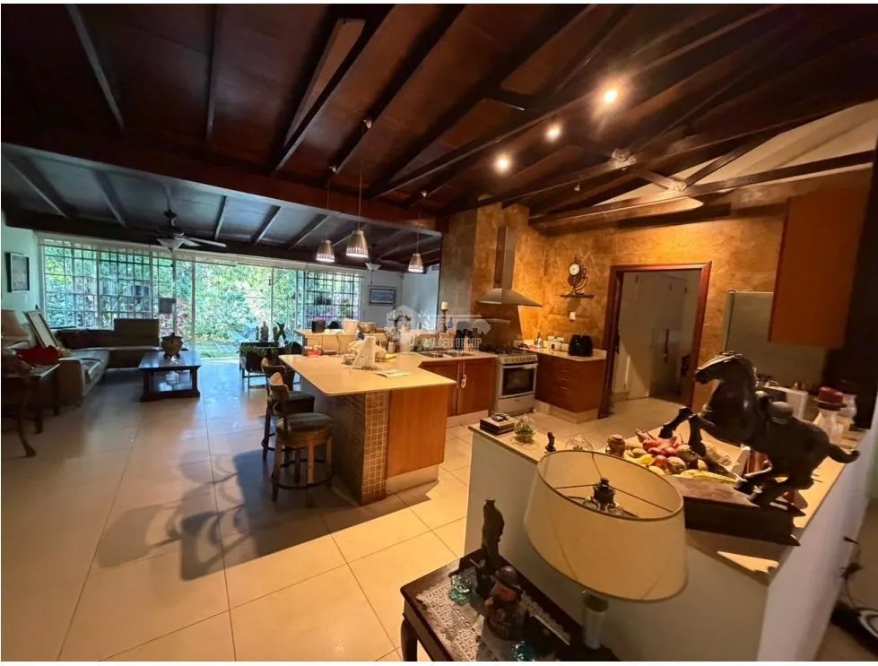 LLANOS DE CURUNDU / 700M / 3 HABITACION + SERVICIO / PATIO / TERRAZA