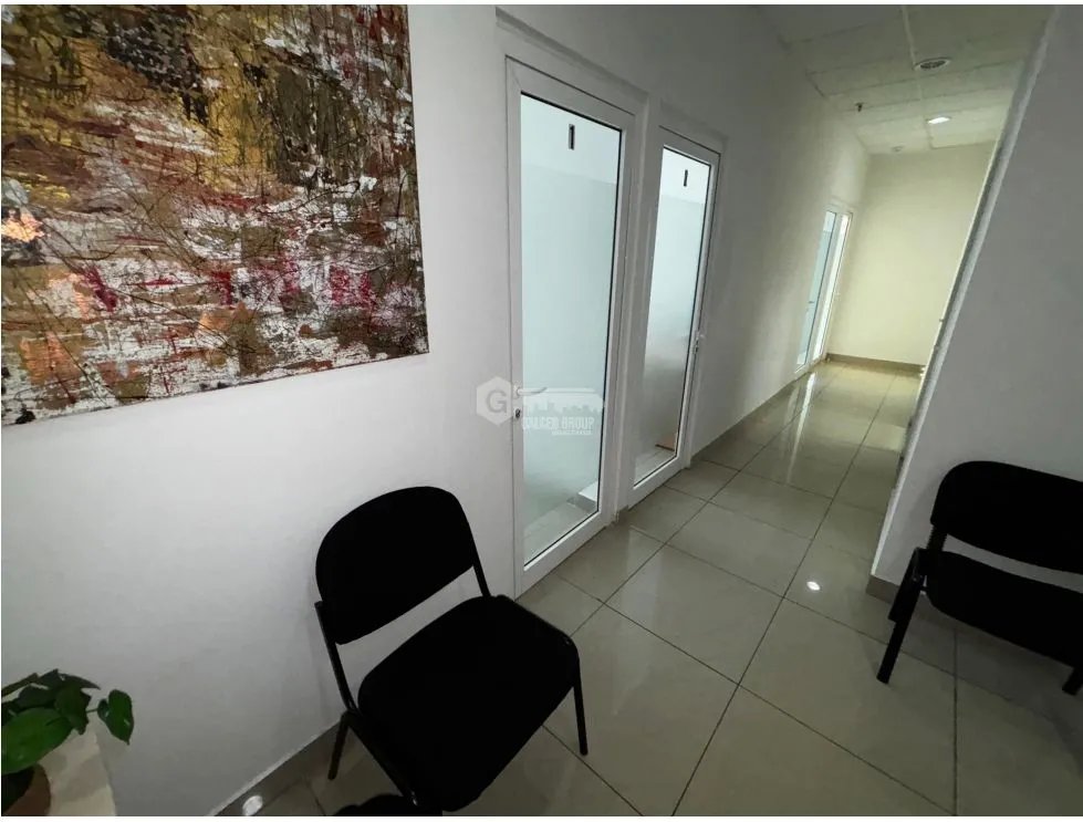 EL CARMEN / PLAZA KORINTHO / 9M / PISO MEDIO / FRENTE A VIA / AMOBLADO