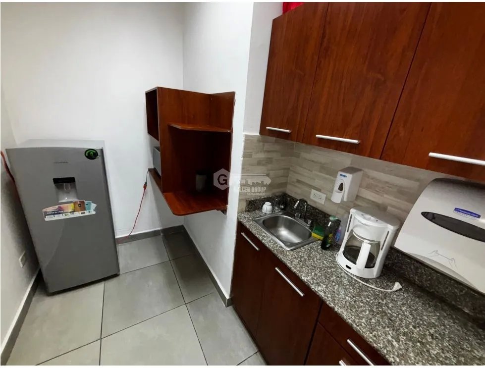 EL CARMEN / PLAZA KORINTHO / 9M / PISO MEDIO / FRENTE A VIA / AMOBLADO