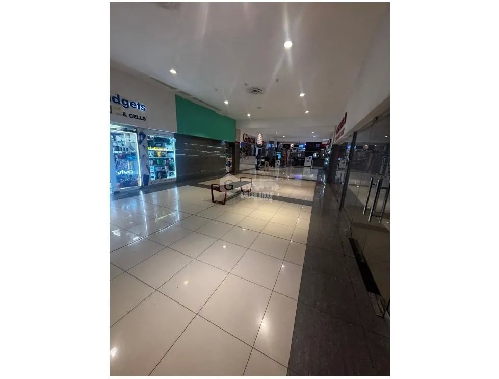 EL DORADO MALL / 130 M / PISO MEDIO / DIVISIONES / AIRE CENTRAL
