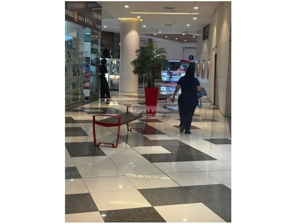 EL DORADO MALL / 130 M / PISO MEDIO / DIVISIONES / AIRE CENTRAL