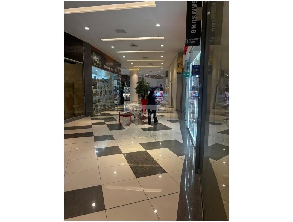 EL DORADO MALL / 130 M / PISO MEDIO / DIVISIONES / AIRE CENTRAL