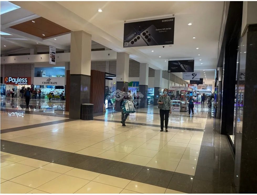 EL DORADO MALL / 130 M / PISO MEDIO / DIVISIONES / AIRE CENTRAL