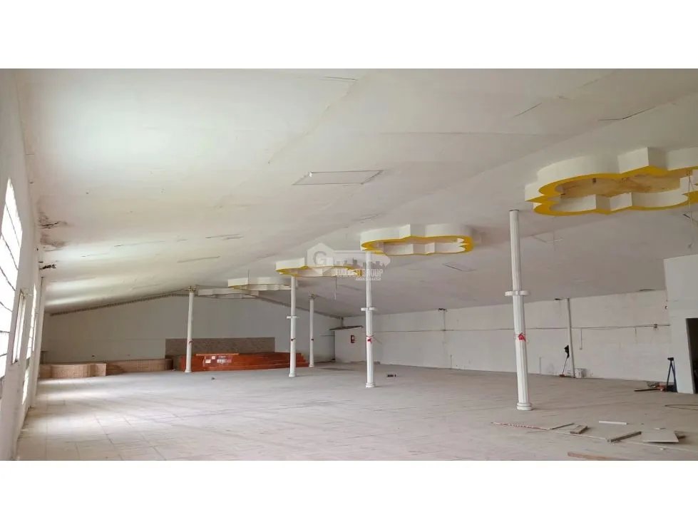 SE VENDE GALERA RIO ABAJO / BODEGA  / 900M / CON OFICINA JC