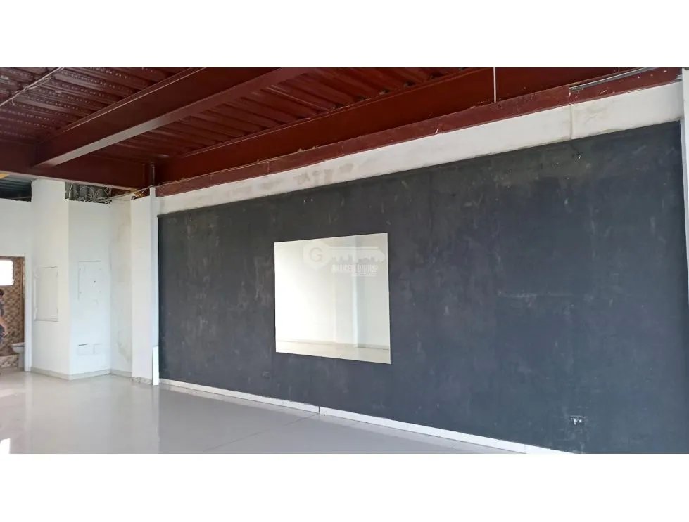 LOCAL / PLAZA VERSALLES / 75M2 / VIA PRINCIPAL / PISO MEDIO / VACIO