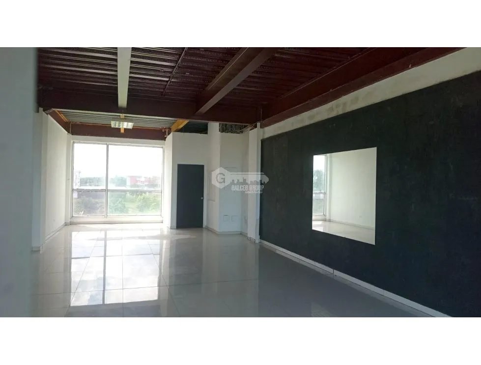 LOCAL / PLAZA VERSALLES / 75M2 / VIA PRINCIPAL / PISO MEDIO / VACIO