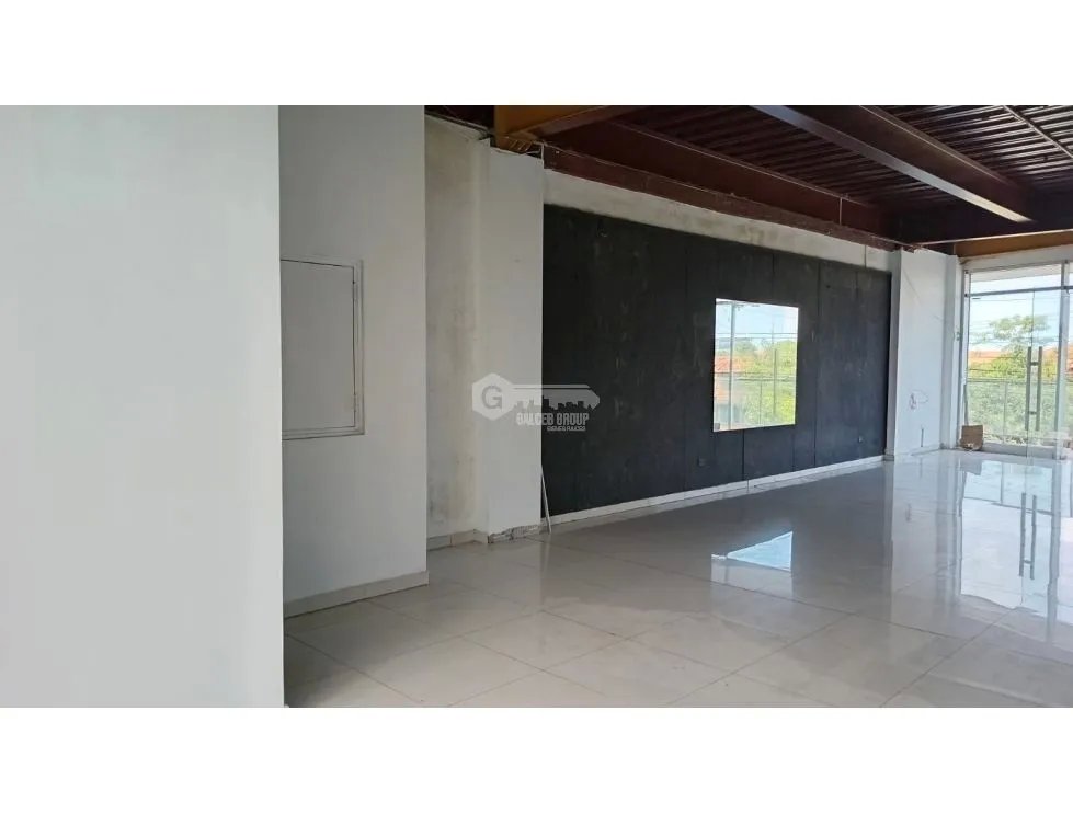 LOCAL / PLAZA VERSALLES / 75M2 / VIA PRINCIPAL / PISO MEDIO / VACIO