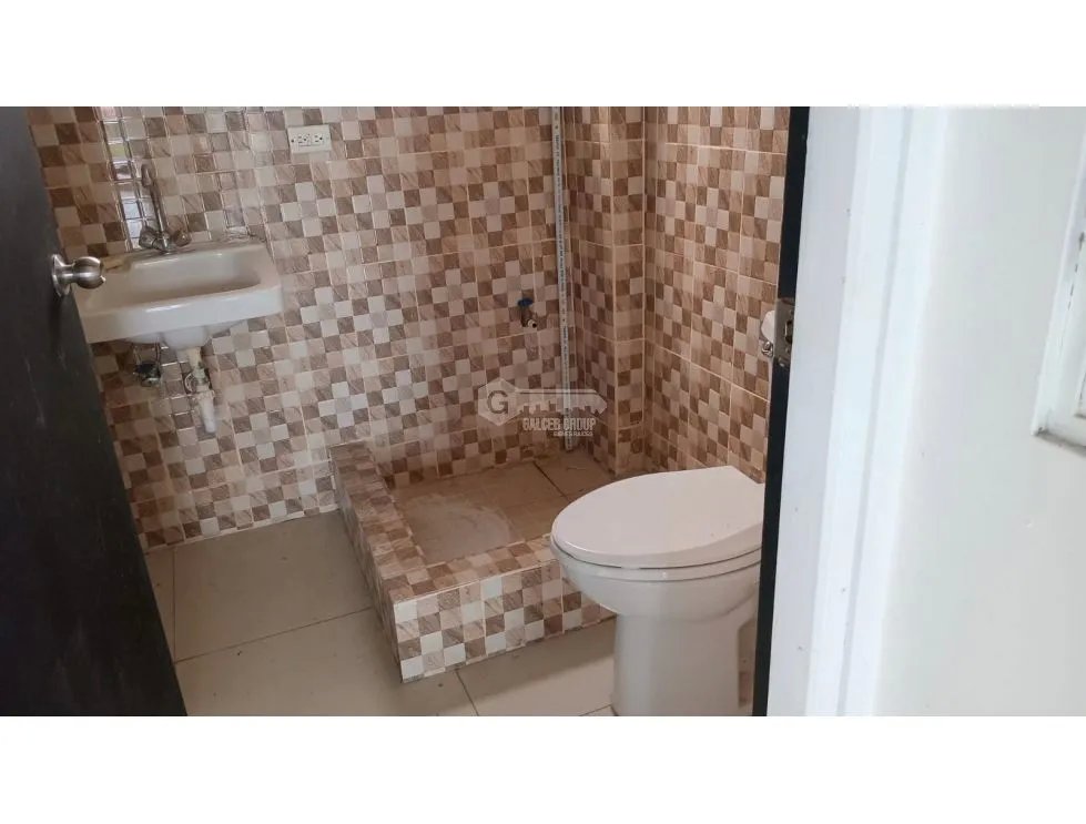 LOCAL / PLAZA VERSALLES / 75M2 / VIA PRINCIPAL / PISO MEDIO / VACIO