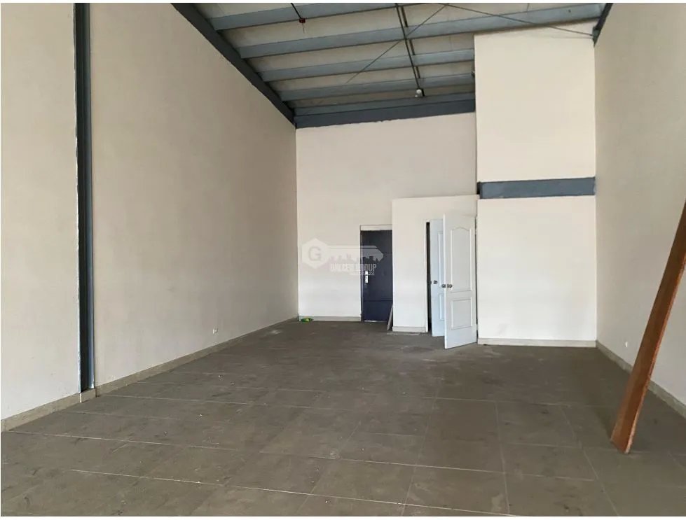 LOCAL / TOCUMEN / PLAZA SUR / 127M / PLANTA BAJA / ANDEN / VACIO
