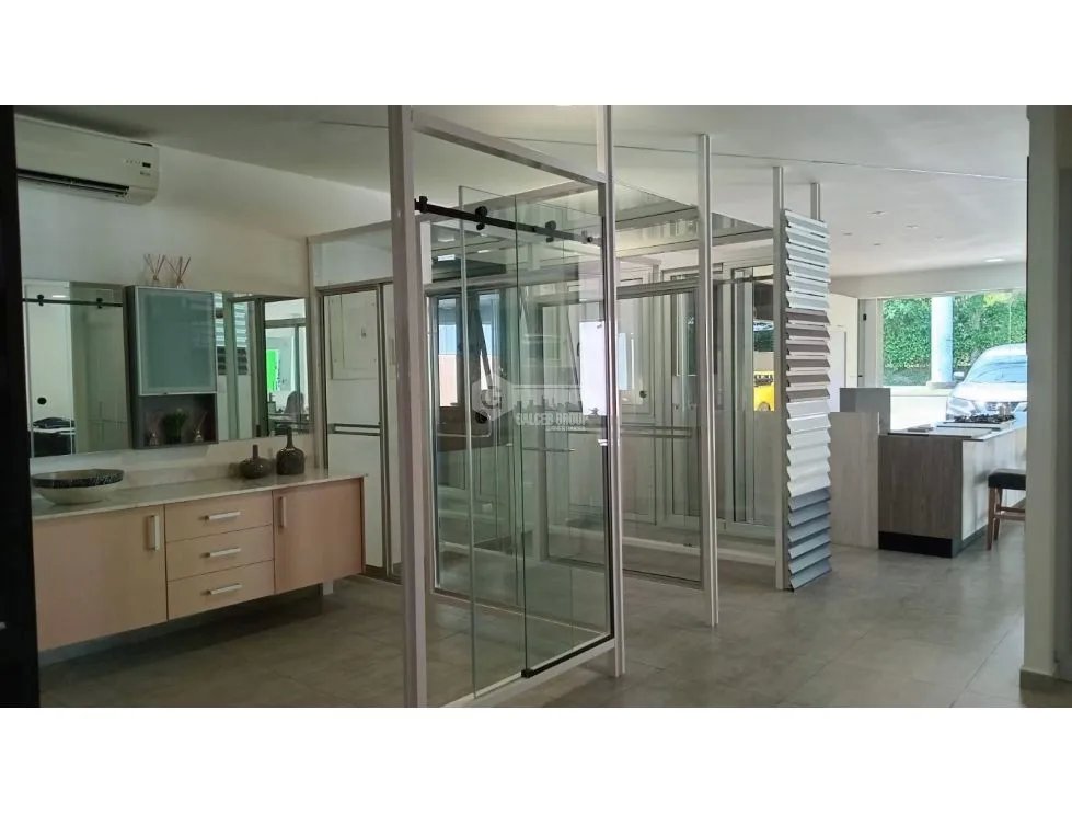PARQUE LEFEVRE / SANTA ELENA / 437M / LOCAL CON OFICINAS Y BODEGA JC