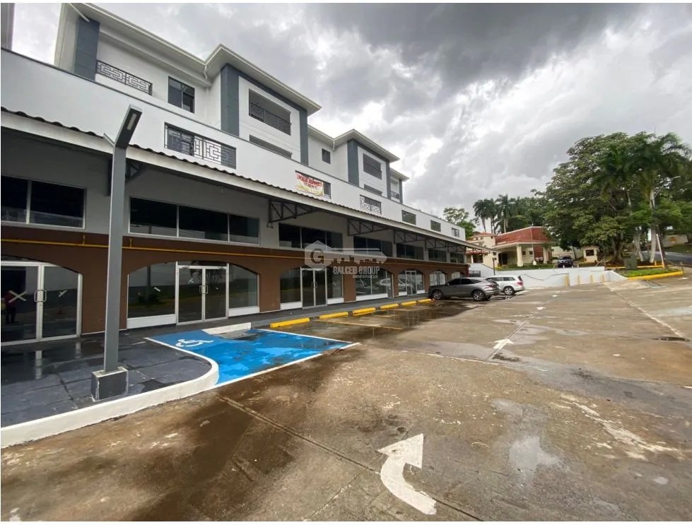 CURUNDU / GOLDEN CITY PLAZA  / 105M / LOCALES COMERCIAL / VACIO