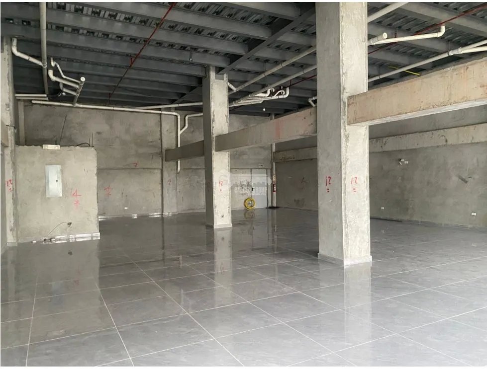 CURUNDU / GOLDEN CITY PLAZA  / 105M / LOCALES COMERCIAL / VACIO