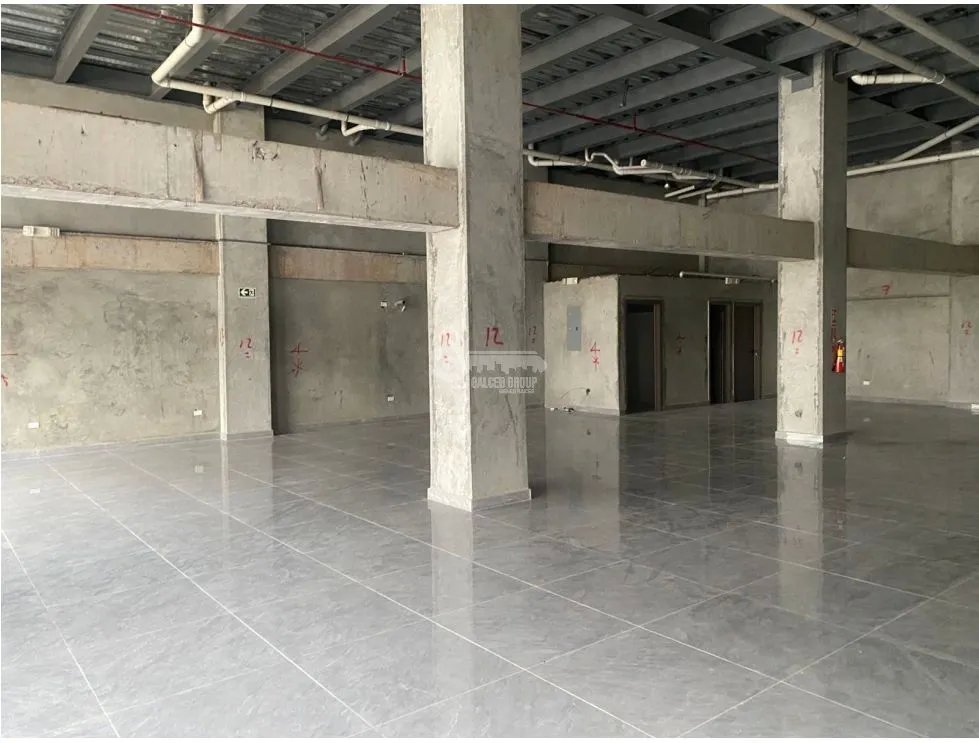 CURUNDU / GOLDEN CITY PLAZA  / 105M / LOCALES COMERCIAL / VACIO