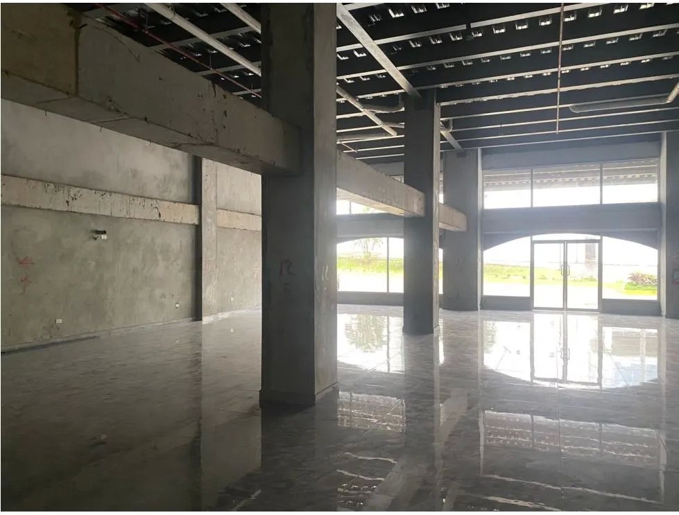 CURUNDU / GOLDEN CITY PLAZA  / 105M / LOCALES COMERCIAL / VACIO