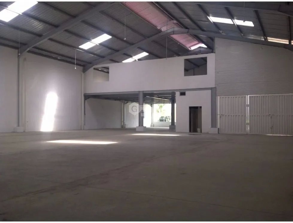 GALERA / PARQUE INDUSTRIAL / LAS AMERICAS / 1006m2 / CON ANDEN