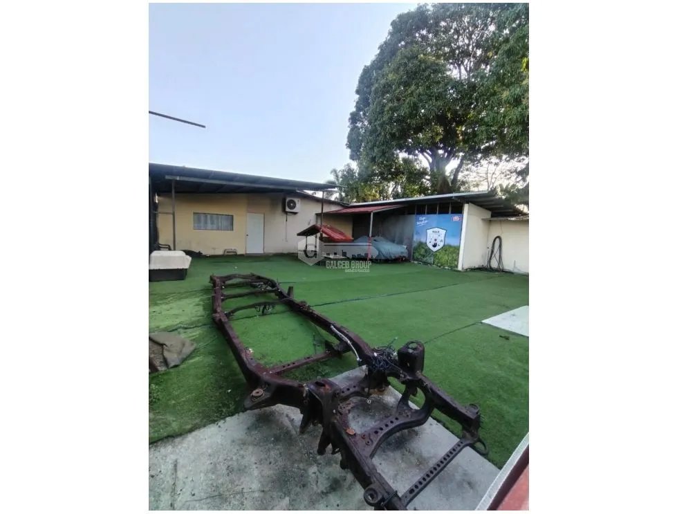 PARQUE LEFEVRE / TERRENO COMERCIAL / 800 M2 / CON LOCAL